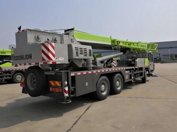 Zoomlion 30-ton Knuckle Boom Crane On Vehicle - Image 2